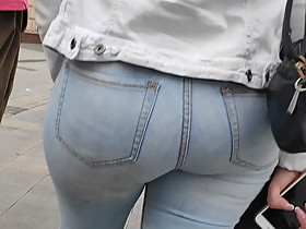 Delicious big butts girls shaking in tight jeans
