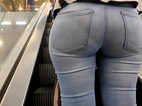 Round  big ass milfs in tight jeans