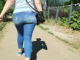 Bubble butts girls shaking in tight jeans