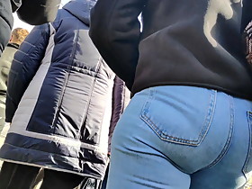 Juicy ass girls shaking in tight jeans