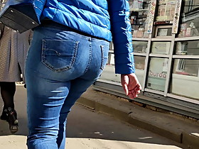 Juicy hips jiggle blonde milfs in tight jeans