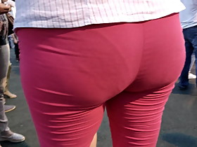 Juicy hipds milfs in tight red pants