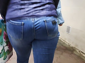Juicy ass shaking mature milfs in tight jeans